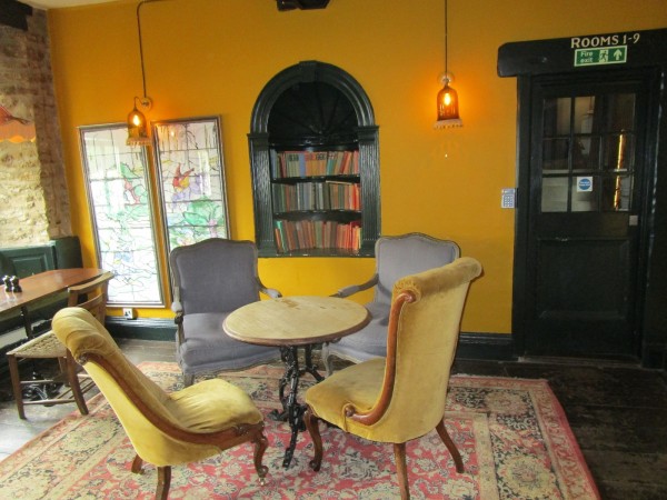 Cotswold water walk and dog-friendly inn, Gloucestershire - Driving ...